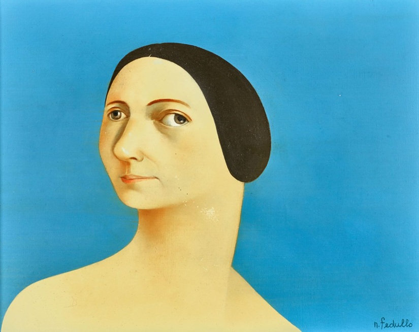 abstrahiertes frauenportrait vor himmelblauem hintergrund 