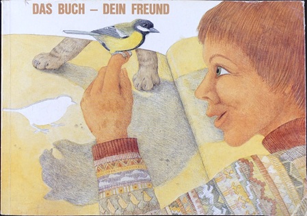 Hefttitelzeichnung der illustratorin Eleonore Schmid zeigt ein kind, welches ein bilderbuch anschaut mit einer kohlmeise auf dem zeigfinger der linken Hand 