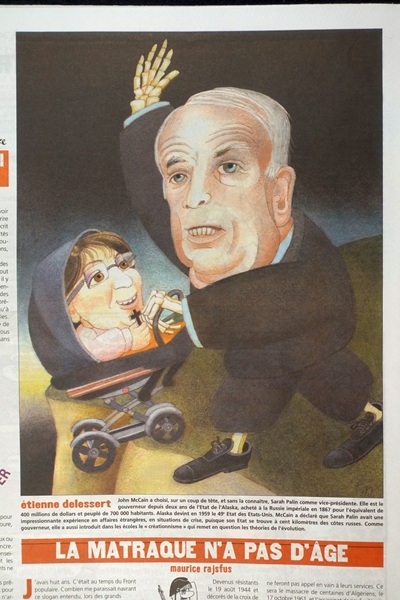 Karikatur von Etienne Delessert, zeigt einen älteren Mann (John McCain) mit grauen haaren, der einen kinderwagen schiebt, in dem eine Frau (Sara Palin) sitzt.