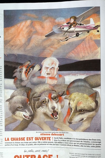  Karikatur von Etienne Delessert, zeigt einen älteren Mann (John McCain) welcher mit in winterlicher umgebung mit wölfen kämpft während eine frau (sarah palin) aus einem Flugzeug mit einem gewehr auf ihn schiesst. 