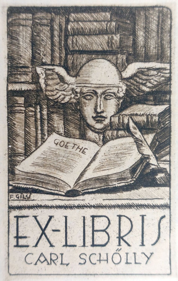 Ex Libris, Radierung von Fritz Gilsi mit einer geflügelten Figur über einem offenen Buch, das den Namen des Schriftstellers Carl Schölly trägt.