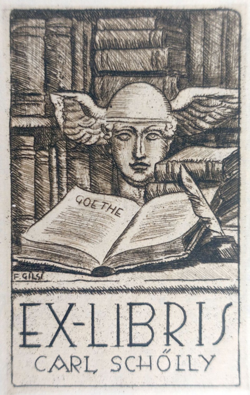 Ex Libris, Radierung von Fritz Gilsi mit einer geflügelten Figur über einem offenen Buch, das den Namen des Schriftstellers Carl Schölly trägt.