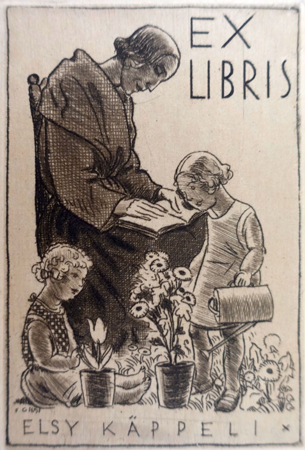 Eine Frau liest einem Kind vor, während ein weiteres Kind neben ihnen mit Blumen spielt. Ex Libris-Radierung von Fritz Gilsi.