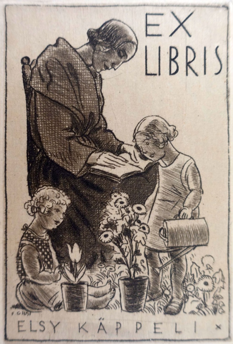 Eine Frau liest einem Kind vor, während ein weiteres Kind neben ihnen mit Blumen spielt. Ex Libris-Radierung von Fritz Gilsi.