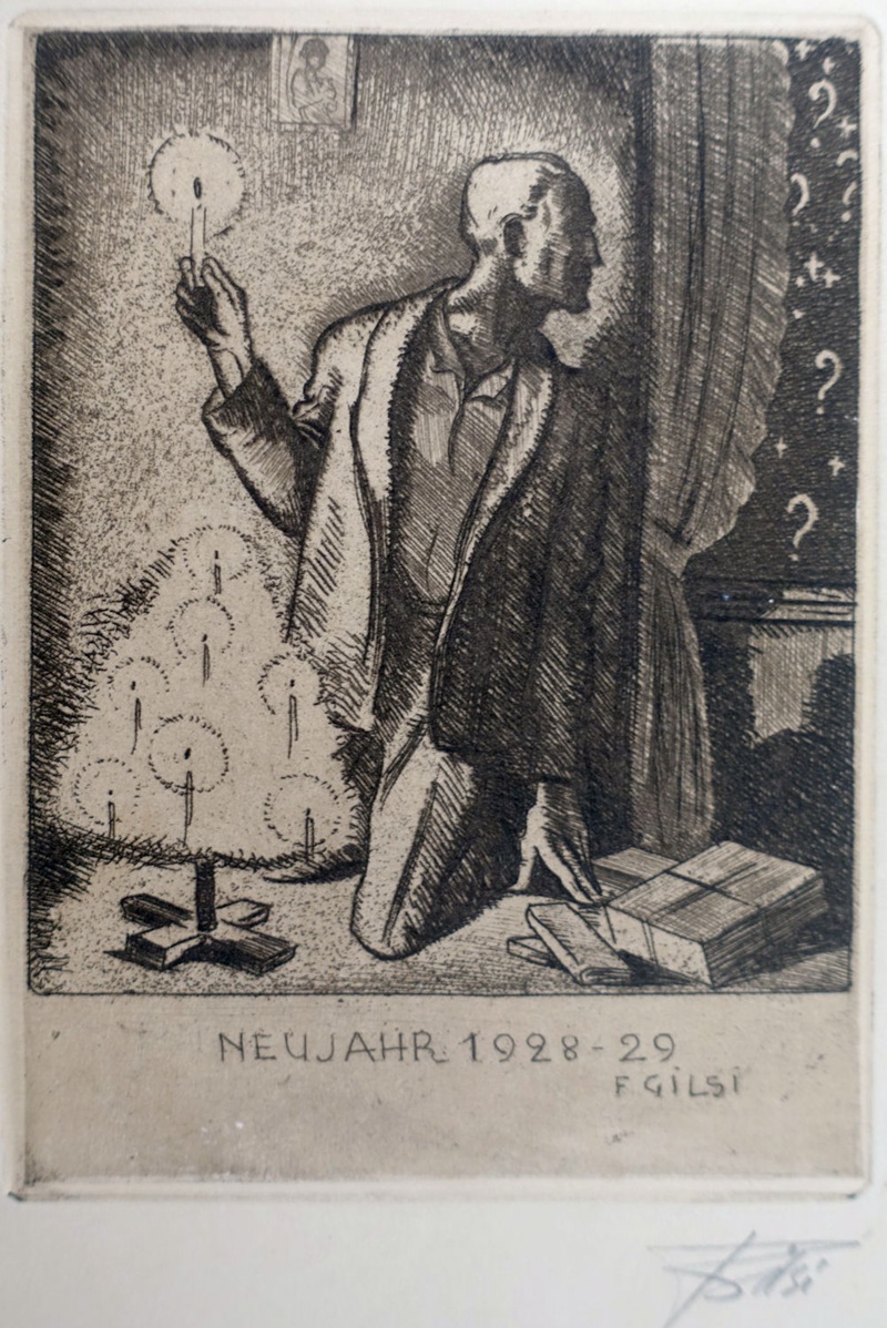 Radierung von Fritz Gilsi aus dem Jahr 1929, zeigt einen mann mit einer kerze in der hand, kniend vor einem kleinen weihnachtsbaum, welcher von vielen kerzen hell erleuchtetet ist. Durch das Fenster ist ein dunkler himmel zu sehen, wobei die Sterne die form von fragezeichen haben. 