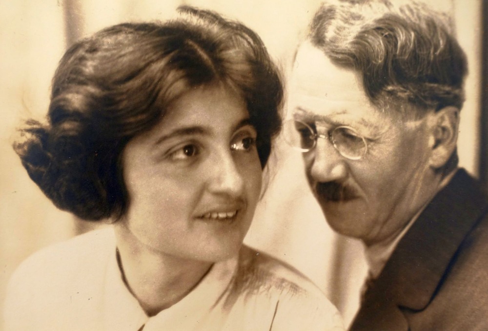 Ein Mann und eine Frau posieren in einem nostalgischen Schwarz-Weiß-Porträt.