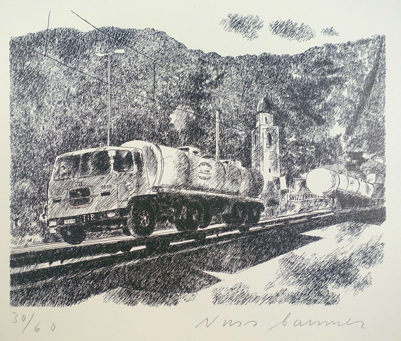 Eine Zeichnung eines Lastwagens mit Tank auf Schienen, im Hintergrund eine Kirche und Berge.