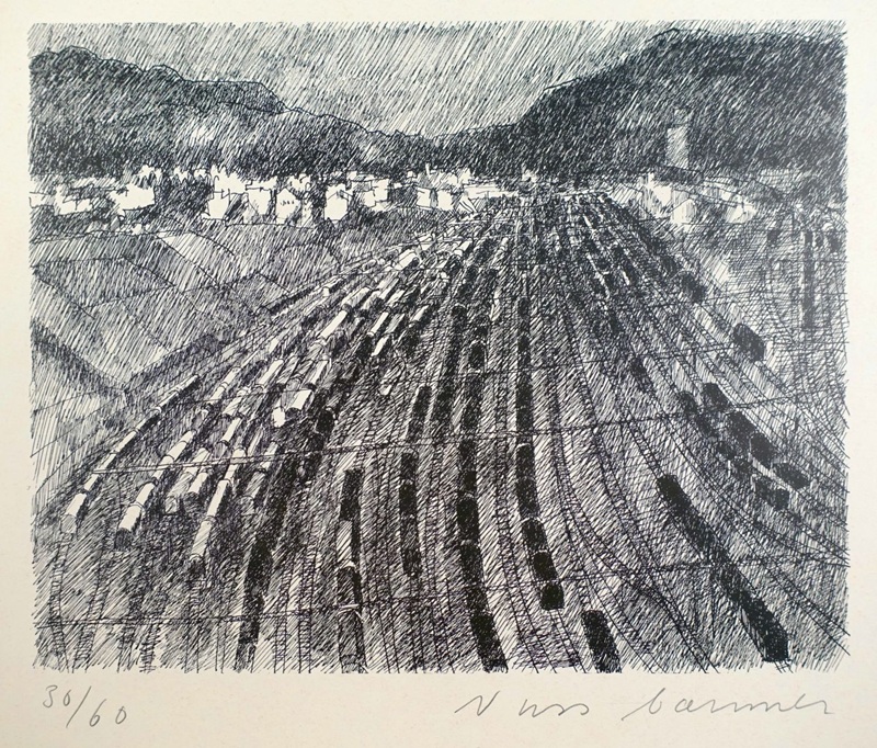 Eine schwarz-weiße Zeichnung, die eine Landschaft mit Gleisen und Zügen zeigt, ein Gleisfeld.