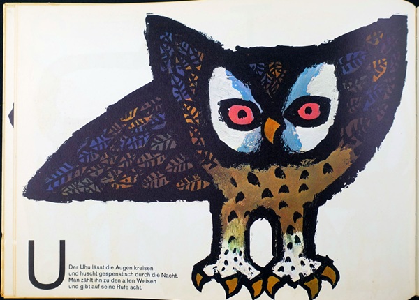 Zeichnung von Celestino Piatti für das Bilderbuch "ABC der Tiere", hier die Illustration zum Buchstaben "U" mit einer grossen Eule /Uhu welche direkt den Betrachter anschaut