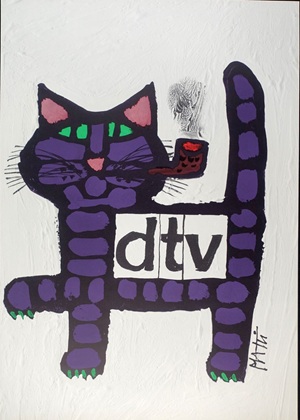 Eine stilisierte, lila Katze mit grünen Augen und einer Tabak-Pfeife, die ein Schild mit der Aufschrift 'dtv' trägt. Ein Werbeplakat des Schweizer Grafikers Celestino Piatti für den deutschen Taschenbuchverlag dtv.